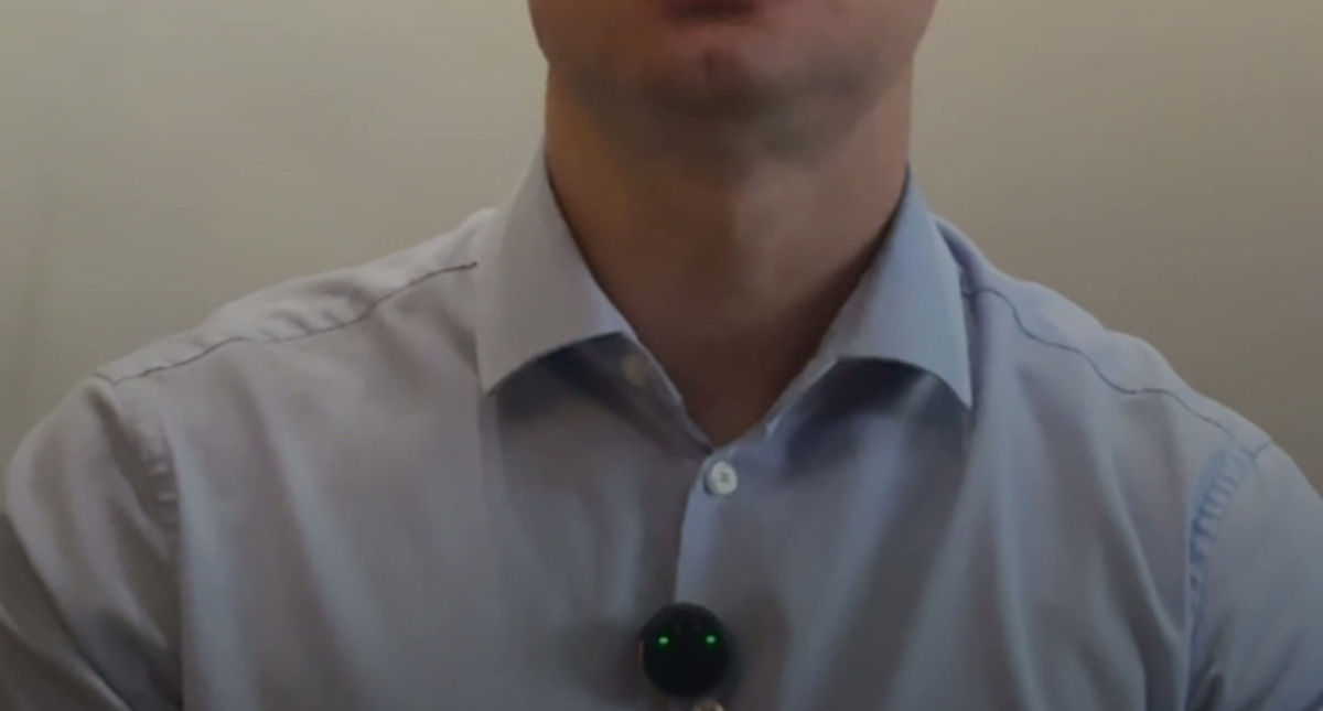 Ombro mais alto do que o outro, o que pode causar